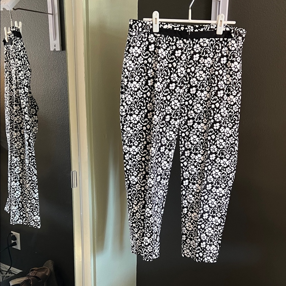 Oscar de la Renta, size 14, gently preloved Black & White Floral Cropped Pants